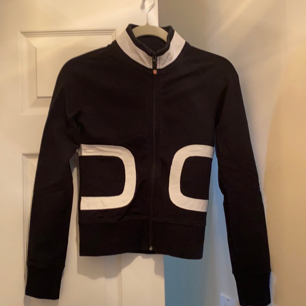Lululemon size 4 Black & White fitted jacket